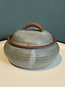 Tarro cubierto "Buff" vintage Clay House West Chester PA STUDIO CERÁMICA FIRMADO 1987 - Imagen 1 de 9