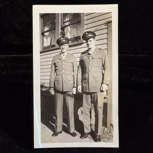 WWII US Army Soldiers foto vintage anni 40 uniformi servizio cappellini Patriotic Americana - Foto 1 di 4