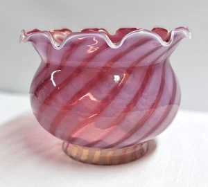 Neuwertiger Fenton opalisierender Cranberry Swirl Glas Lampenschirm 4" Monteur Ersatz - Bild 1 von 5