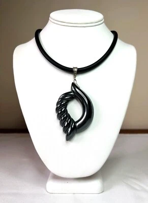 Colgante tallado a mano de hematita natural, plata de ley. Collar de goma gratis Foto 1 de 4