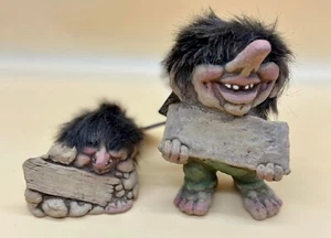 2x Original Norwegische NyForm Trolls mit Schild 186 - 074 NEU! - Bild 1 von 5