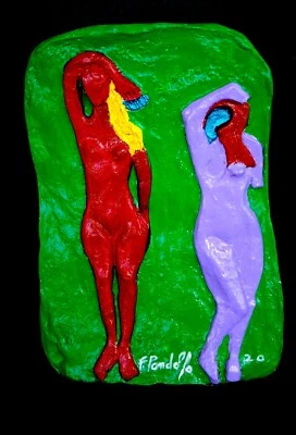 Escultura de pared original de papel fundido maché pintada a mano firmada con fecha "Dos desnudos". Foto 1 de 4