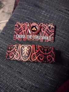 Rare ZOX CROSS THE SCHWELLWERT #759 Medium new in pkg gold card pin & wristband - Bild 1 von 2