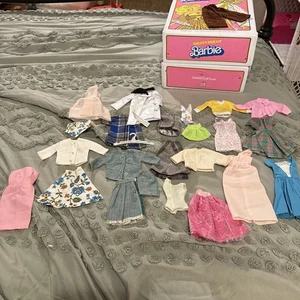 Schönes Konvolut wenn Vintage/gemischte Barbie’s Kleidung - Bild 1 von 11