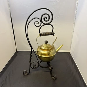 Antico bollitore da tè in ottone con supporto in ferro battuto alto 17" - Foto 1 di 6