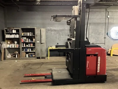 2016 RAYMOND 550-OPC30TT Order Picker Forklifts 240 inch - Image 1 of 4