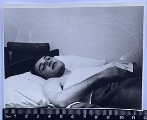 Zärtliche gutaussehende junge Männer attraktive Jungs süß männlich schwul int altes Foto #4832 - Bild 1 von 3
