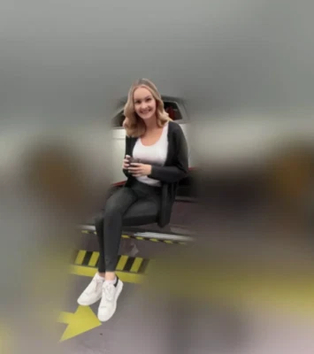 1/18 Miniature Happy Beauty Sister Painting Model Car 3D Doll Toy Ornament - Image 1 of 3