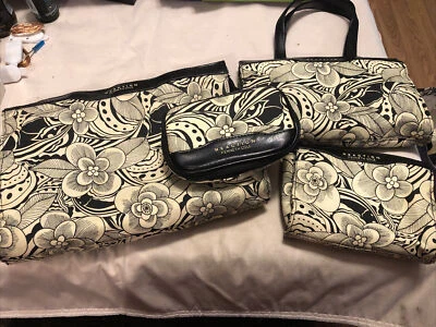 Juego de 4 bolsas de cosméticos Reaction Kenneth Cole bolsa estuche de maquillaje con espejo Foto 1 de 4