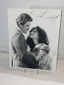 FOTO DE PRENSA BARBARA PARKINS/JOHN BECK NBC PEYTON PLACE 8x10 blanco y negro con NOTAS - Imagen 1 de 2