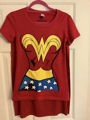 Camiseta Rubie’s Wonder Woman con capa desmontable talla pequeña S, usada en excelente estado Foto 1 de 4