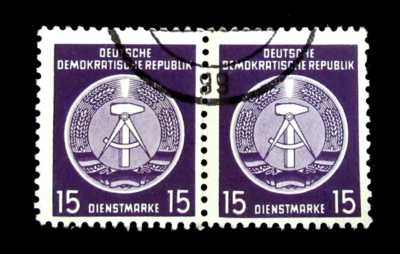 Selo Alemanha 15 pf DDR Scott O6 par usado 1954 - Imagem 1 de 2