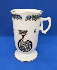 Royal Tara Letra B Taza Galway Irlanda Libro de Kells Hueso Fino China Borde Dorado - Imagen 1 de 3