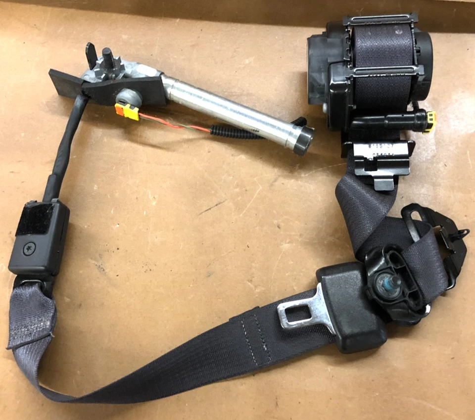 2012 chevy traverse seat belt retractor ( passenger front ) 2012-2017 gmc acadia - Image 1 of 4