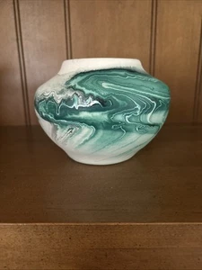 Vintage Nemadji Keramik Vase grün und Buff Swirl ca. 4" x 5,5" - Bild 1 von 11