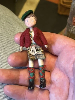 Casa de muñecas vintage muñeca Tomac + etiqueta escocesa 3 1/4” - Imagen 1 de 4