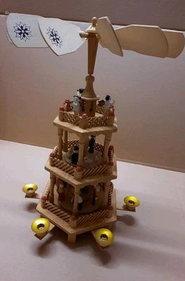 Weihnachtspyramide aus Holz,  drei Etagen, sechs Kerzenhalter  - Bild 1 von 4