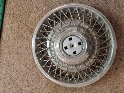 1986-88 Cadillac Deville Eldorado calota de raio de fio Single faltando Cadillac Embl - Imagem 1 de 4