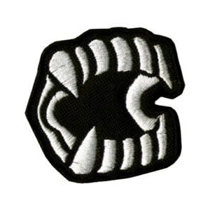 Vampirzähne bestickter Aufnäher Monster Horror Death Rock Metal Biker Fahrer - Bild 1 von 1