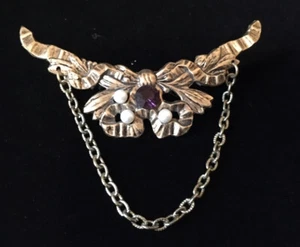 Vintage Ribbon Brooch Gold Tone Faux Amethyst Stone With Pearls Hanging Chain - Picture 1 of 5