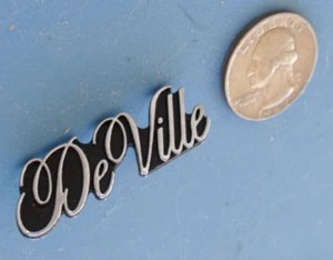 CADILLAC TABLERO EMBLEMA ESCRITURA BONITO DEVILLE CROMO/NEGRO OEM 76 77 78 79 80 1610411 - Imagen 1 de 4