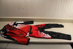 Equipo de carreras Casey Cochran Answer negro rojo MX todo terreno juvenil mediano Y24 6388 Z12 - Imagen 1 de 14