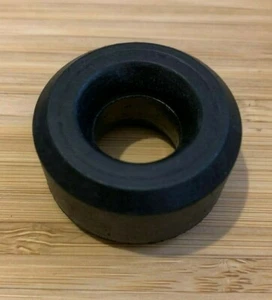 NEU FIAT X1/9 X19 128 3P MONTECARLO GUMMIBUCHSE FÜR FRONTSTABILISATOR / ÜBERROLLBÜGEL ZUM ARM - Bild 1 von 1