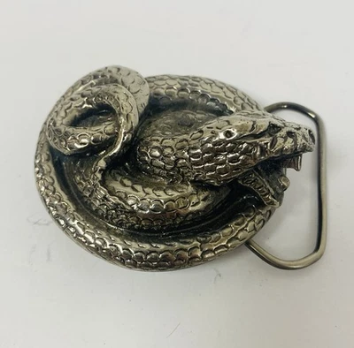 1980 Great American Buckle Co. Hebilla de cinturón de serpiente de cascabel enrollada de colección Foto 1 de 4