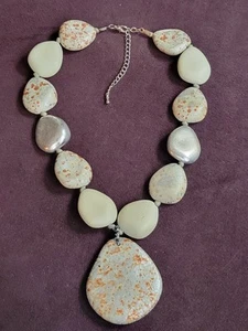 Böhmische Naturstein Perlen Halskette Creme Gesprenkelt Grau Silber Grob Handwerker - Bild 1 von 8