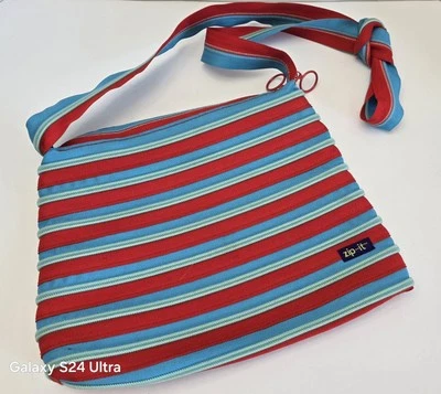 Bolso Bandolera Marca Zip-it Hecho de 1 Cremallera Continua Azul y Rojo Foto 1 de 4