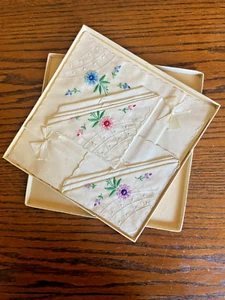 Vintage bestickte verpackte Taschentücher. Drei im Karton.  - Bild 1 von 3