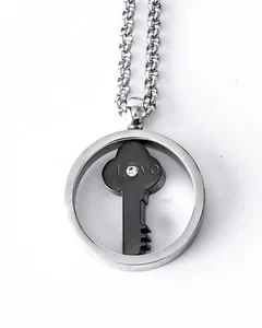 STAINLESS STEEL ROUND PENDANT W/CRYSTAL SET BLACK SPINNING KEY, 18" ROLO CHAIN - Bild 1 von 3