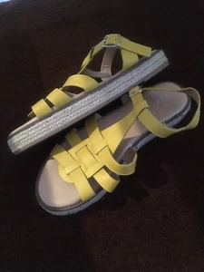 Neue flache Damensandalen im gelben Fischerstil mit niedriger Plateau Größe 8 - Bild 1 von 4