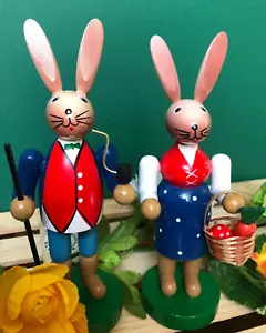 Osterhasen Hasenpaar mit Wanderstock und Pfeifchen Osterdeko aus Holz bunt 16cm - Bild 1 von 7