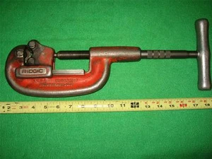 1 RIDGID PIPE CUTTER WRENCH 2A TEE HANDLE HEAVY DUTY 1/8-2" CUTTING STEEL PIPING - Picture 1 of 1