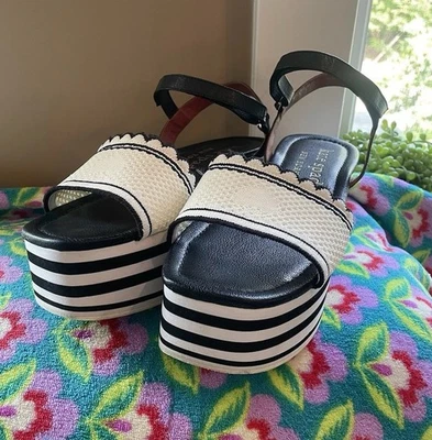 Sandalia de cuña Kate Spade New York Highrise Spade rayas blancas y negras talla 9,5 Foto 1 de 4
