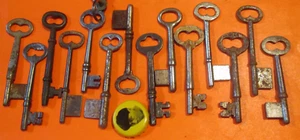 LOTTO VINTAGE DI 14 CHIAVI SCHELETRICHE SERRATURA PORTA CASA PIÙ ELENCATE QUI WSS - Foto 1 di 1