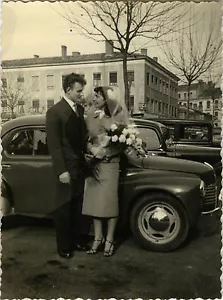 PHOTO ANCIENNE - VINTAGE SNAPSHOT - VOITURE COUPLE MARIAGE MODE DRÔLE - CAR LOVE - Foto 1 di 1