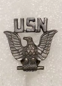 USN U.S. Navy 799 - Insignia de gorra alistada femenina - llena de plata - Imagen 1 de 1