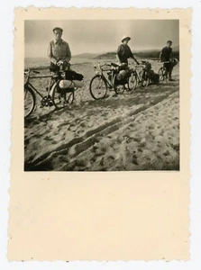 FOTO Schnappschuss, 3 Männer posieren Fahrräder Fahrrad alt Uniform Sand - Bild 1 von 2
