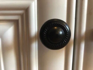 Perilla de gabinete redonda plana negra 1 1/4" Amerock Allison BP53022FB - Imagen 1 de 2