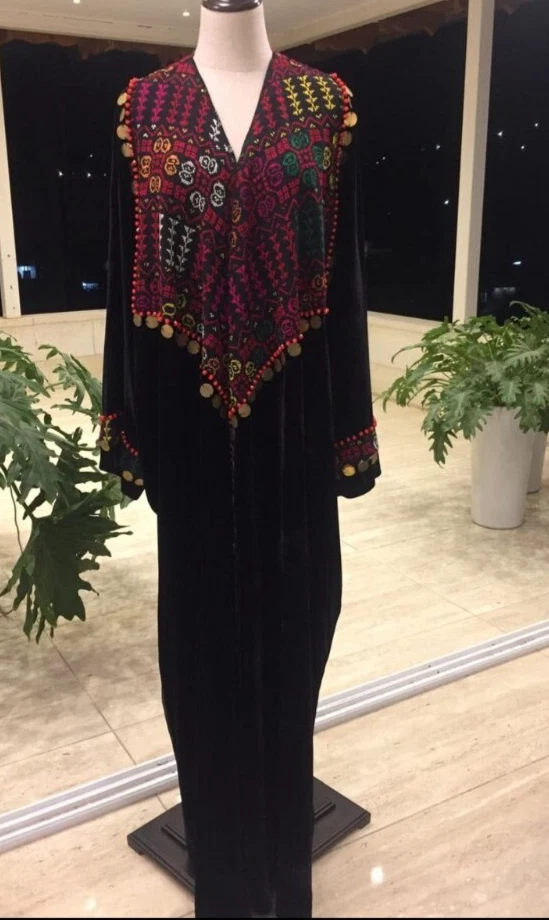 Thobe palestino tradicional hecho a mano - tela de terciopelo con bordado colorido Foto 1 de 4