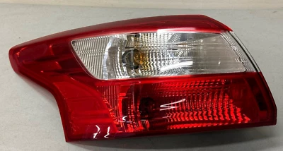 Luz trasera izquierda del lado del conductor Ford Focus 2012-2014 sedán Foto 1 de 4