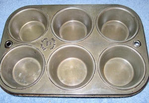 Padelle per cupcake o muffin vintage BAKE KING in latta 6 fori; metallo pesante; foro per appendere - Foto 1 di 6