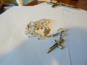 ROSARIO CATÓLICO VINTAGE AÑOS 60 CUENTAS DE VIDRIO TRANSPARENTE RESPALDO DE VIDRIO BLANCO CRUZ MARÍA JESÚS - Imagen 1 de 5