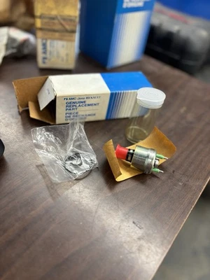 Nuevo de Lote Antiguo Mopar 83504851 OEM Inyector de Combustible Para Jeep Cherokee XJ y Wrangler YJ Foto 1 de 3