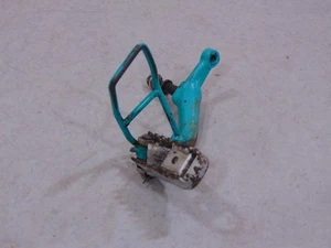1993 1994 KAWASAKI KLX650 C1 C2 RIGHT FOOTPEG AND BRACKET 34003-1377-KT - Picture 1 of 4