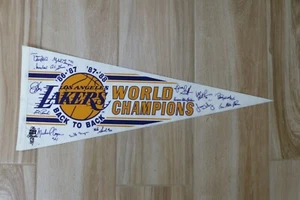PENNANTS LOS ANGLES LAKERS WORLD CHAMPIONS BACK TO BACK 86-87 87-88 FELTRO RARO - Foto 1 di 3