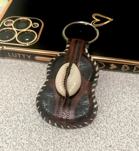 Llavero de guitarra vintage de cuero concha marina/tribu tuareg/hecho a mano en Malí - Imagen 1 de 4