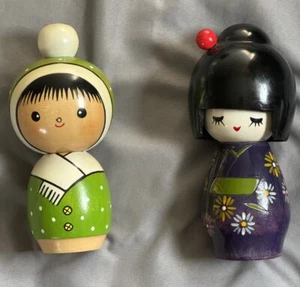 Zwei authentische japanische Kokeshi Holzpuppen in Kimonos ~ 5 Zoll grüne Puppe signiert - Bild 1 von 9